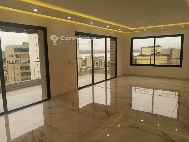 Appartement 5 pièces neuf avec ascenseur et parking — Marcory Résidentiel