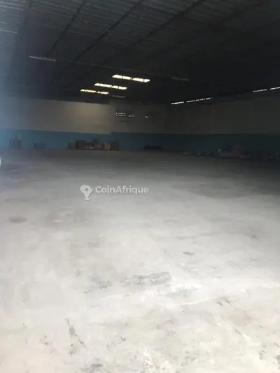 Entrepôt 1500 m² avec cour — Yopougon Ancienne Zone Industrielle