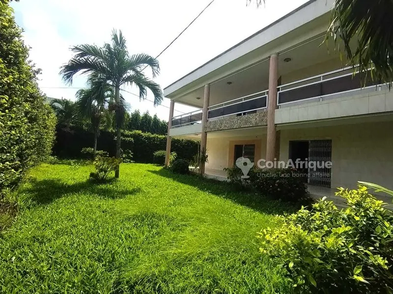 Villa duplex 9 pièces avec jardin — Cocody Ambassade