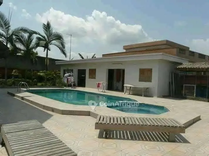 Villa duplex 12 pièces avec piscine et jardin — Yopougon Résidentiel
