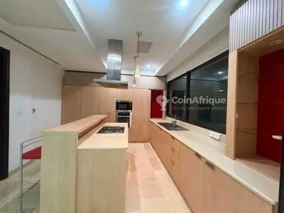Villa triplex 11 pièces avec piscine — Cocody 7e tranche