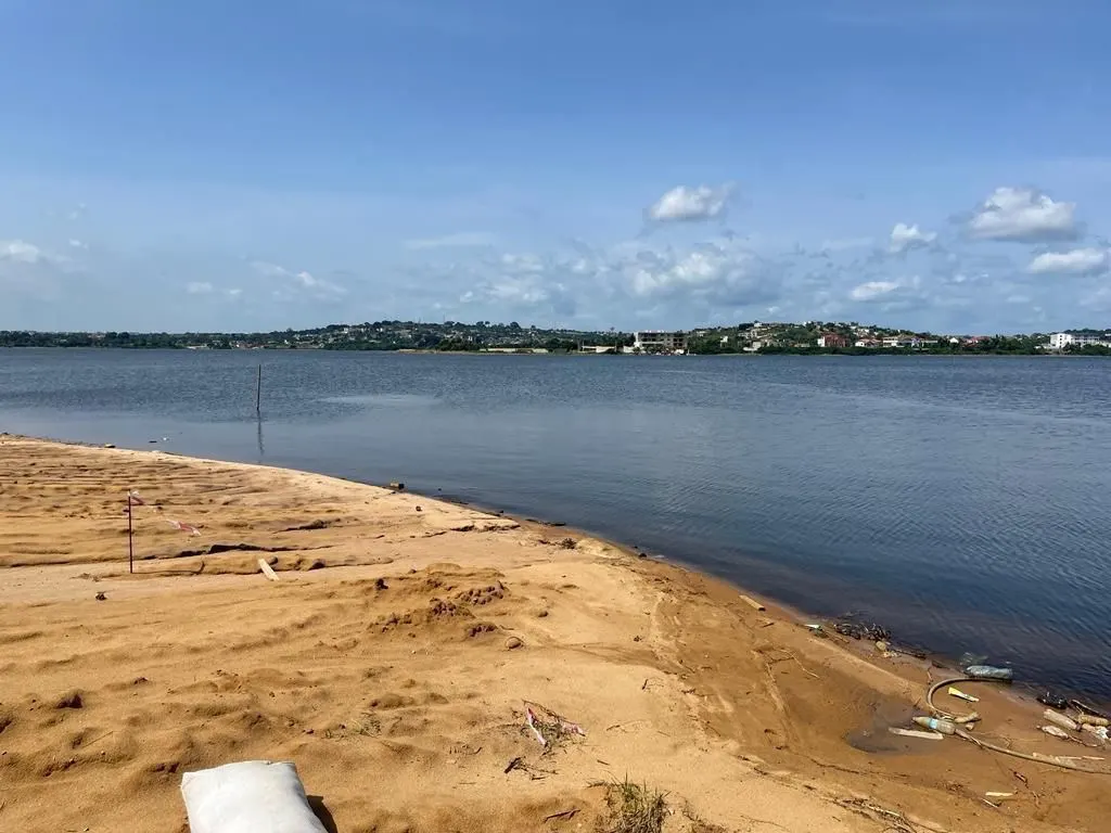 Terrain en bordure d'eau — Abatta