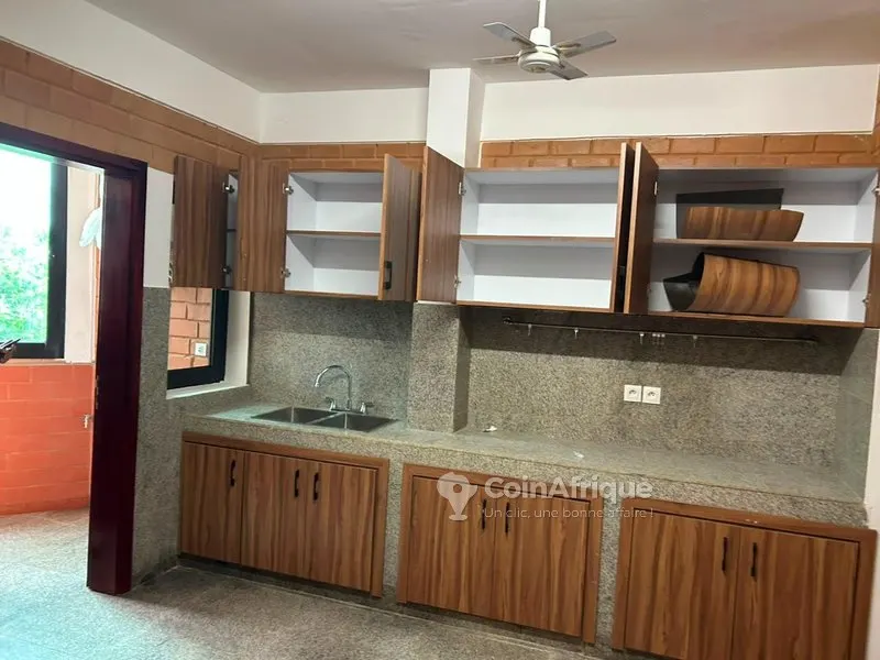 Appartement 4 pièces de standing — Cocody 2 Plateaux