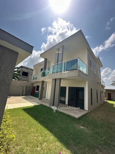 Villa duplex 8 pièces avec piscine — Bingerville Cité Petra