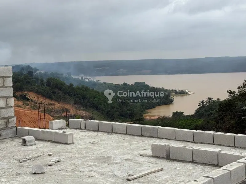 Immeuble 4 pièces en quasi-finition — Bingerville