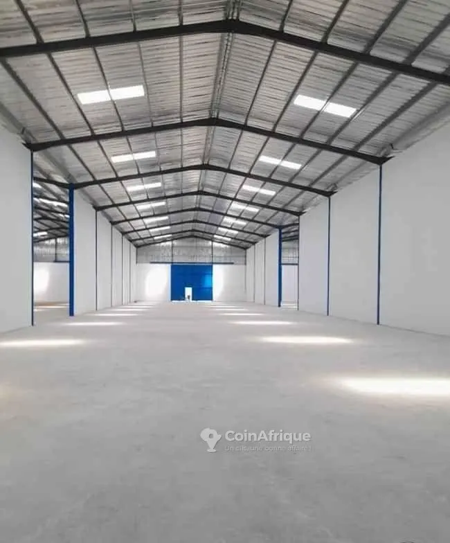 Entrepôts haut de gamme 1 440 m² — Koumassi
