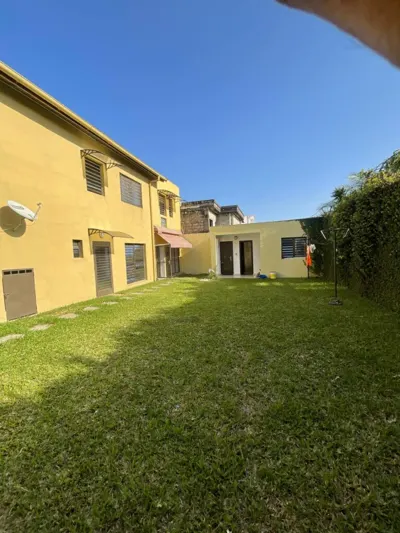 Maison 6 pièces avec jardin et parking — Cocody Synacassi
