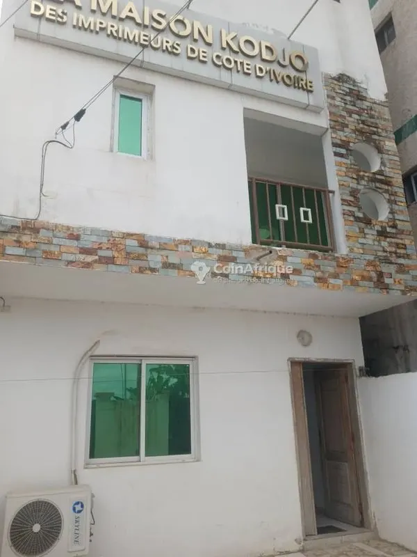 Villa triplex 5 pièces — Cocody Angré Nouveau