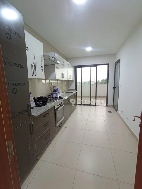 Appartement 4 pièces standing avec balcon — Cocody 2 Plateaux