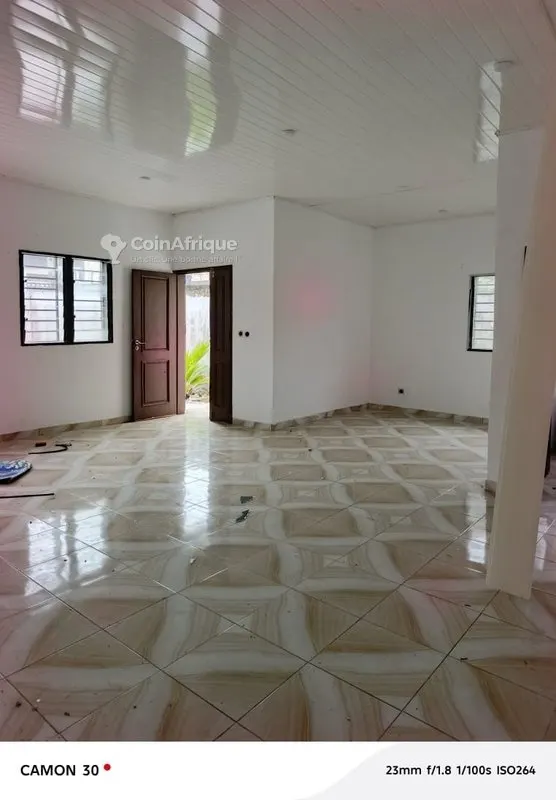 Villa basse 4 pièces avec cour — Riviera Abatta