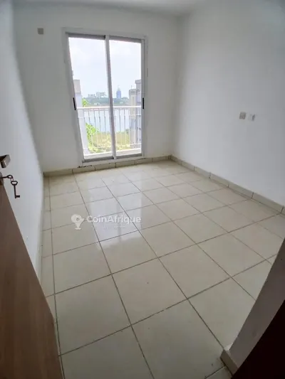 Appartement 4 pièces avec ascenseur — Yopougon Locodjoro