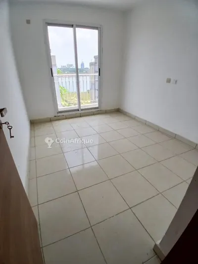Appartement 4 pièces avec ascenseur — Yopougon Locodjoro
