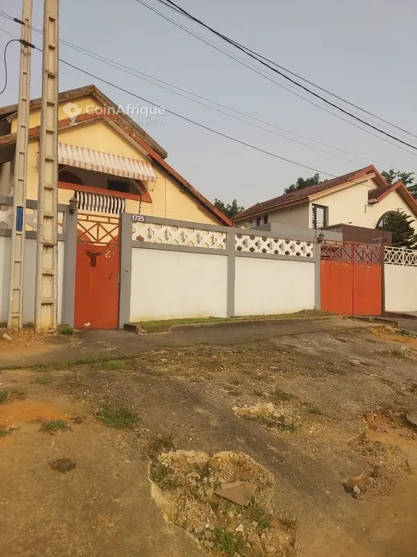 Villa duplex 5 pièces avec dépendances et garage — Cocody-Angré Cité Arcades