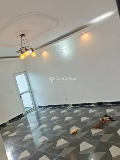 Maison 3 pièces bien équipée — Songon Gravier