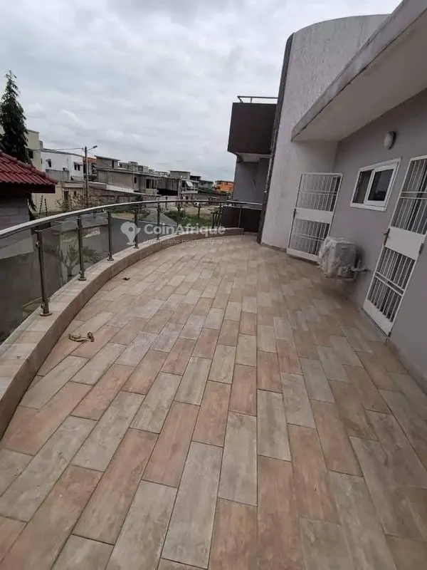 Villa duplex 8 pièces avec piscine et garage — Cocody Angré
