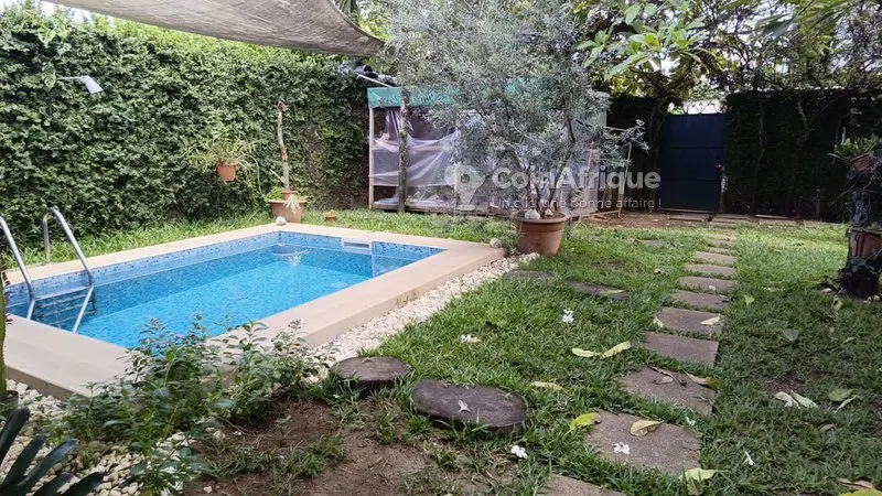 Villa basse 4 pièces avec piscine et jardin — Zone 4