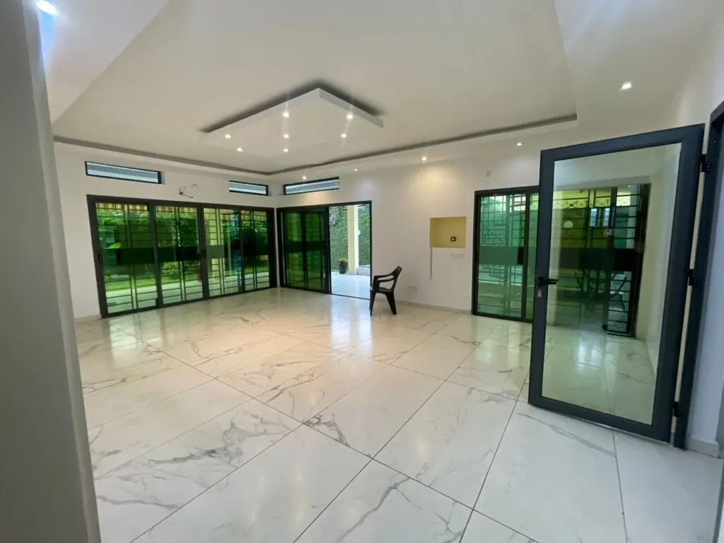 Maison 7 pièces 5 chambres avec piscine — Cocody M'Badon
