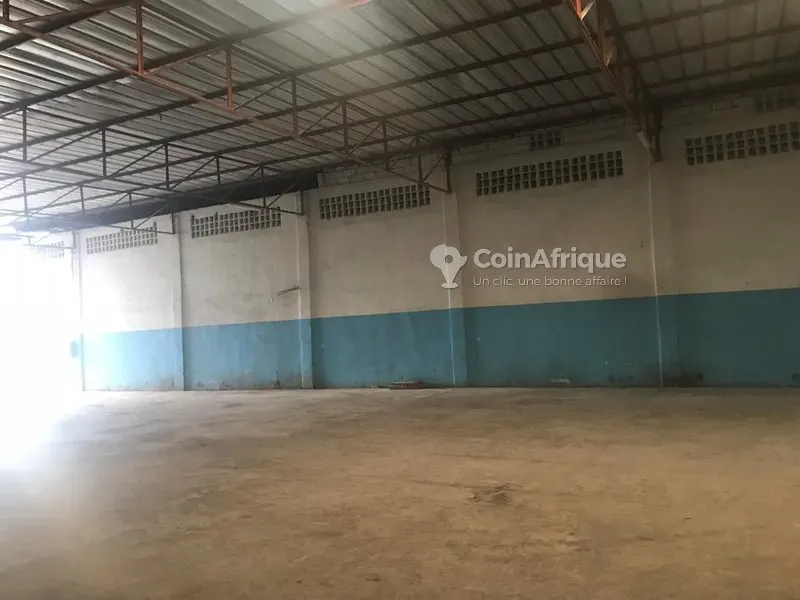 Entrepôt 1500 m² couvert — Yopougon