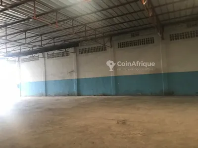 Entrepôt 1500 m² couvert — Yopougon