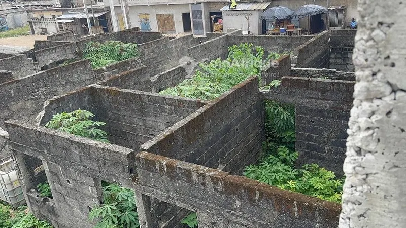 Cour basse 500 m² avec documents — Abobo