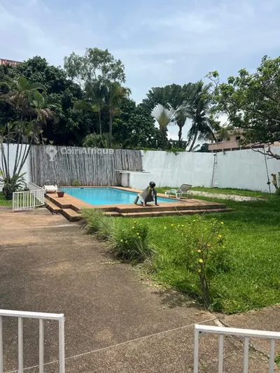 Villa basse 6 pièces avec piscine — Marcory Zone 4