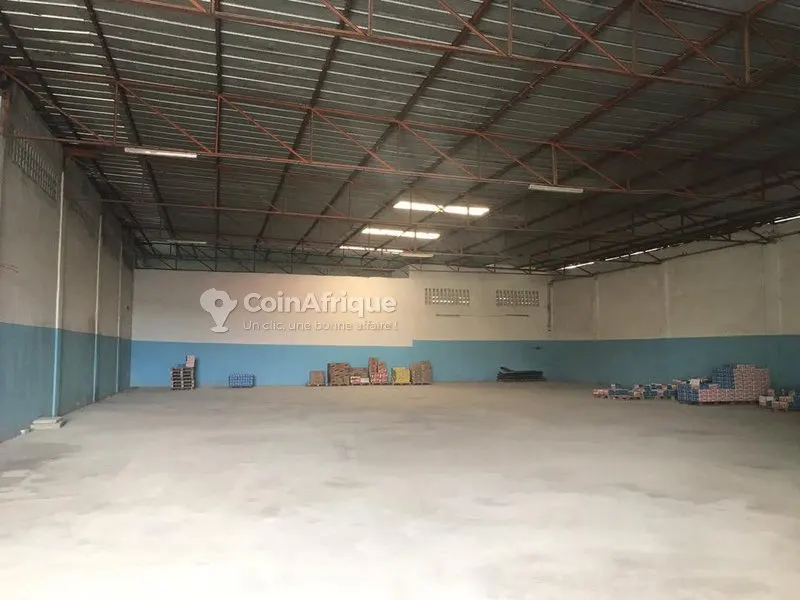 Entrepôt 1500 m² couvert — Yopougon