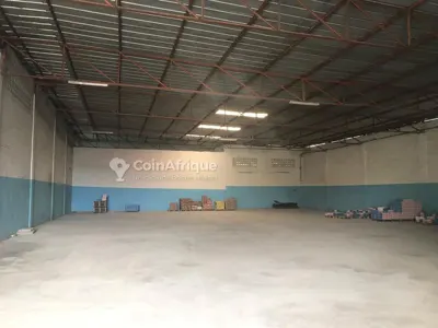Entrepôt 1500 m² couvert — Yopougon