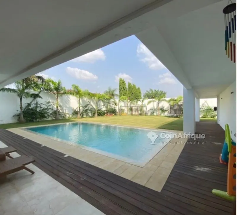 Villa duplex 6 pièces avec piscine — Riviera Golf