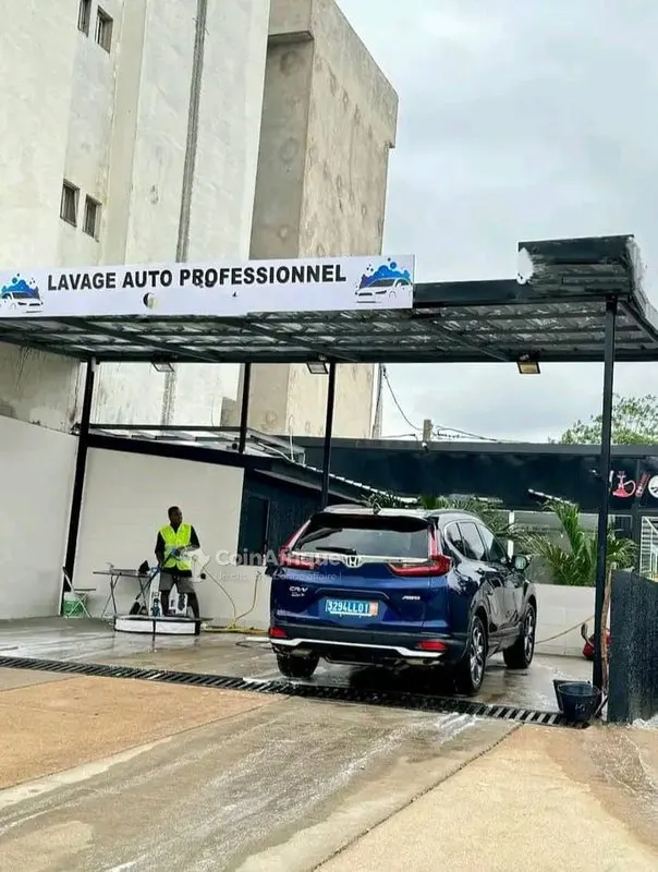 Local commercial lavage automobile — Cocody Angré Château
