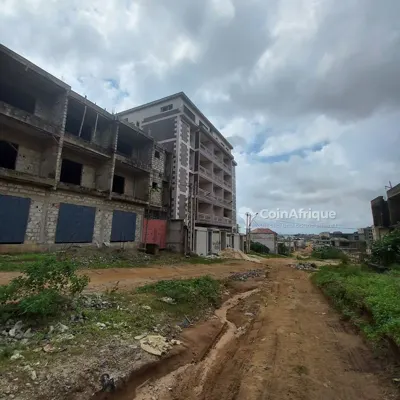 Immeuble R+3 avec 22 appartements et 4 magasins — Bingerville Aghien Djorobité