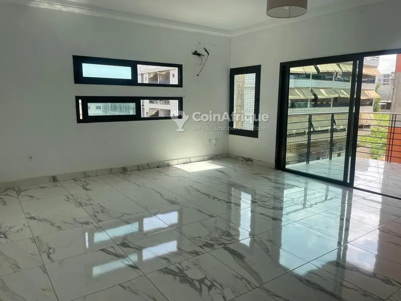 Appartement 3 pièces bon standing — Cocody Angré