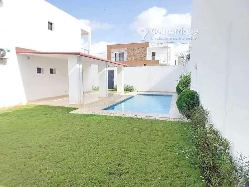 Villa duplex 6 pièces avec dépendance — Cocody Angré