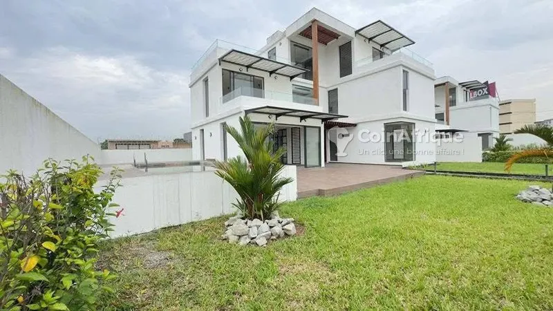 Villa triplex 5 pièces haut standing avec piscine — Cocody Riviera Golf 1