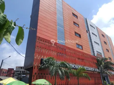 Immeuble 5+ étages 551 m² avec parking — Treichville Yaokoffnar