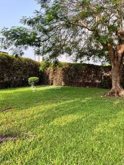 Terrain 2439 m² avec bâtisse 9 pièces — Le Plateau