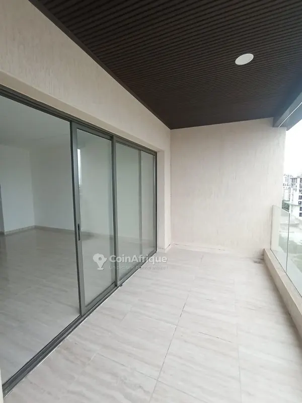 Appartement haut standing 3 pièces + dépendance — Marcory Zone 4