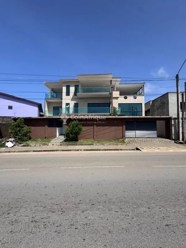 Villa triplex 10 pièces avec piscine — Bingerville