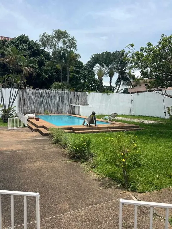 Villa basse 6 pièces avec piscine — Marcory Zone 4