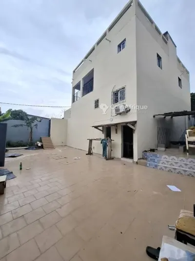 Villa duplex avec cour et 2 studios — Ferkessé