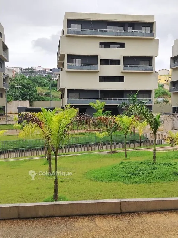 Appartements 3 pièces neufs avec ascenseur et parking — Cocody Riviera Faya