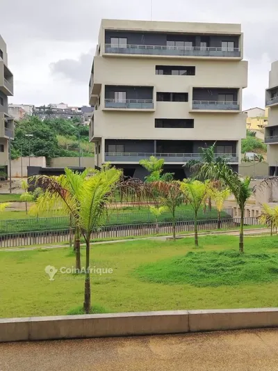 Appartements 3 pièces neufs avec ascenseur et parking — Cocody Riviera Faya