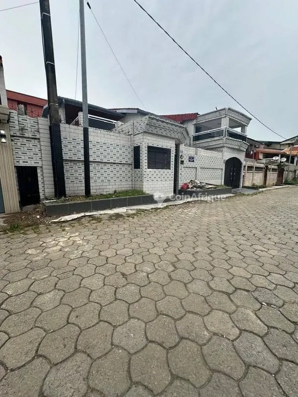 Location villa 8 pièce à Cocody Angre 8eme Tranche