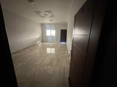 Appartement 3 pièces avec balcons et parking — Cocody Deux Plateaux