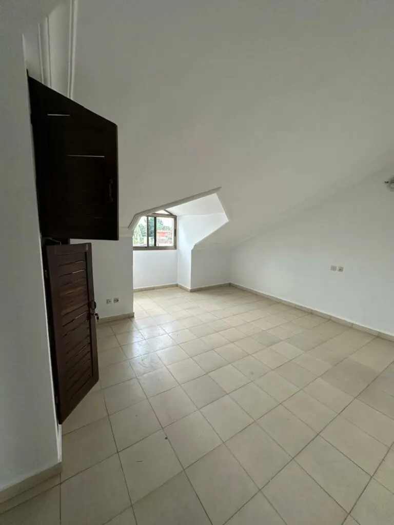 Appartement 3 pièces à louer — Cocody