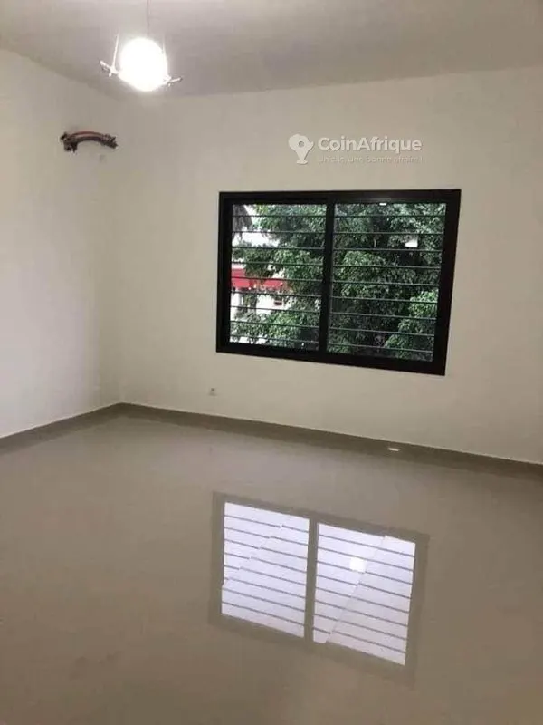 Location appartement 4 pièces deux Plateaux non loin de sococe