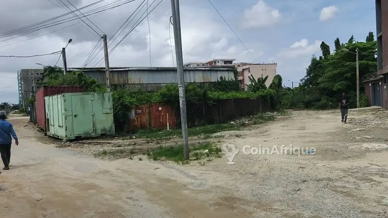 Terrain 650m² clôturé entre 2 rues — Riviera M'Pouto