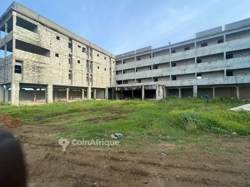 Terrain 1400m² avec 3 bâtiments R+3 en gros œuvre — Yopougon Béago