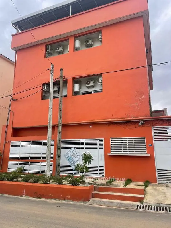 Immeuble R+2 avec 8 appartements et 3 bureaux — Cocody Riviera 4