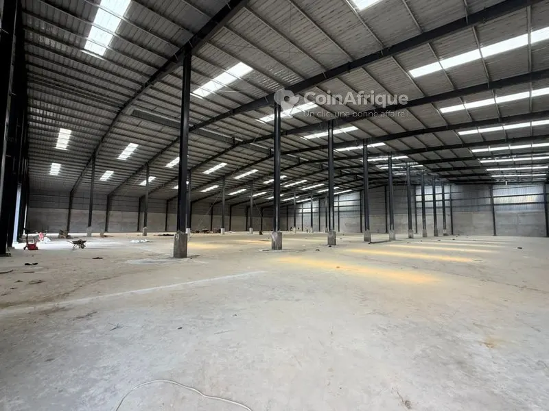 Entrepôt 10 000 m² avec équipements — Nouvelle Zone Industrielle Yopougon