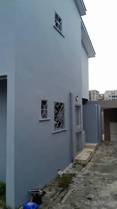 Villa duplex 4 pièces avec 2 dépendances — Attoban Cité Abri 2000